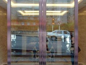 北京知春路工裝裝修 專業定制安裝玻璃隔斷、鏡子與鋼化玻璃門的全方位指南